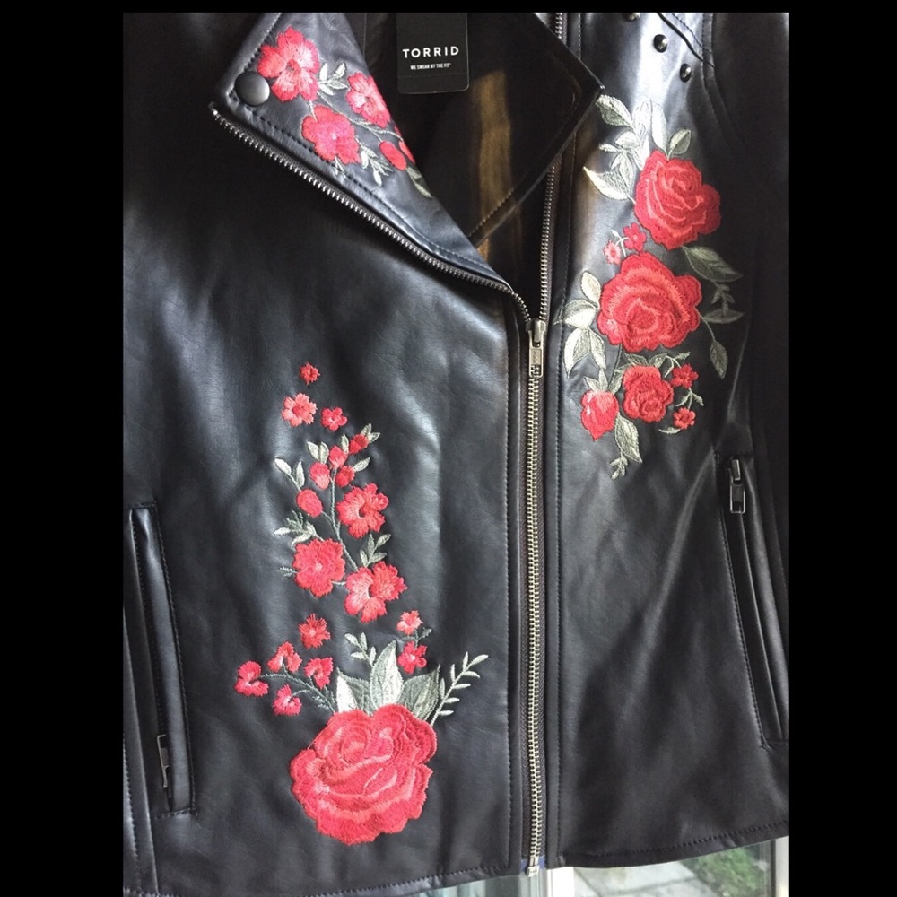 🌹SOLD🌹TORRID 10/12 Black Red Rose studded Jacket - Picture 4 of 8